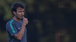 Pelatih Timnas Indonesia U-22, Luis Milla, mengamati anak asuhnya saat latihan di Lapangan SPH Karawaci, Banten, Senin (7/8/2017). Latihan dilakukan sebagai persiapan jelang SEA Games 2017 Malaysia. (Bola.com/Vitalis Yogi Trisna)