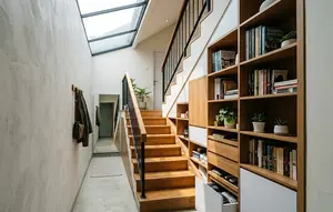 8 Desain Tangga Rumah Sempit dengan Skylight, Bikin Area Lebih Terang dan Lapang