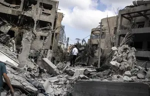 Sebuah rudal lainnya dilaporkan menghantam sebuah gedung di area Petah Tikva, yang ada di luar Tel Aviv. (JOHN WESSELS/AFP)