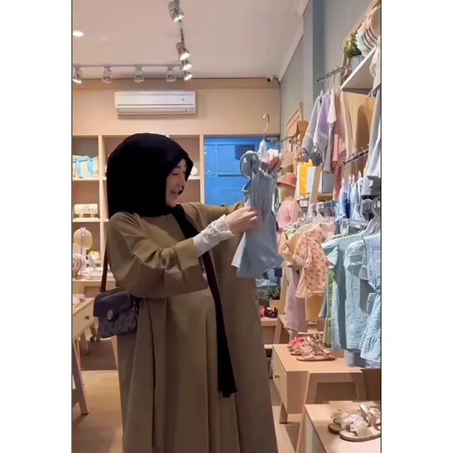 6 Potret Larissa Chou Beli Kebutuhan Bayi dan Lebaran, Baby Bump Makin Terlihat