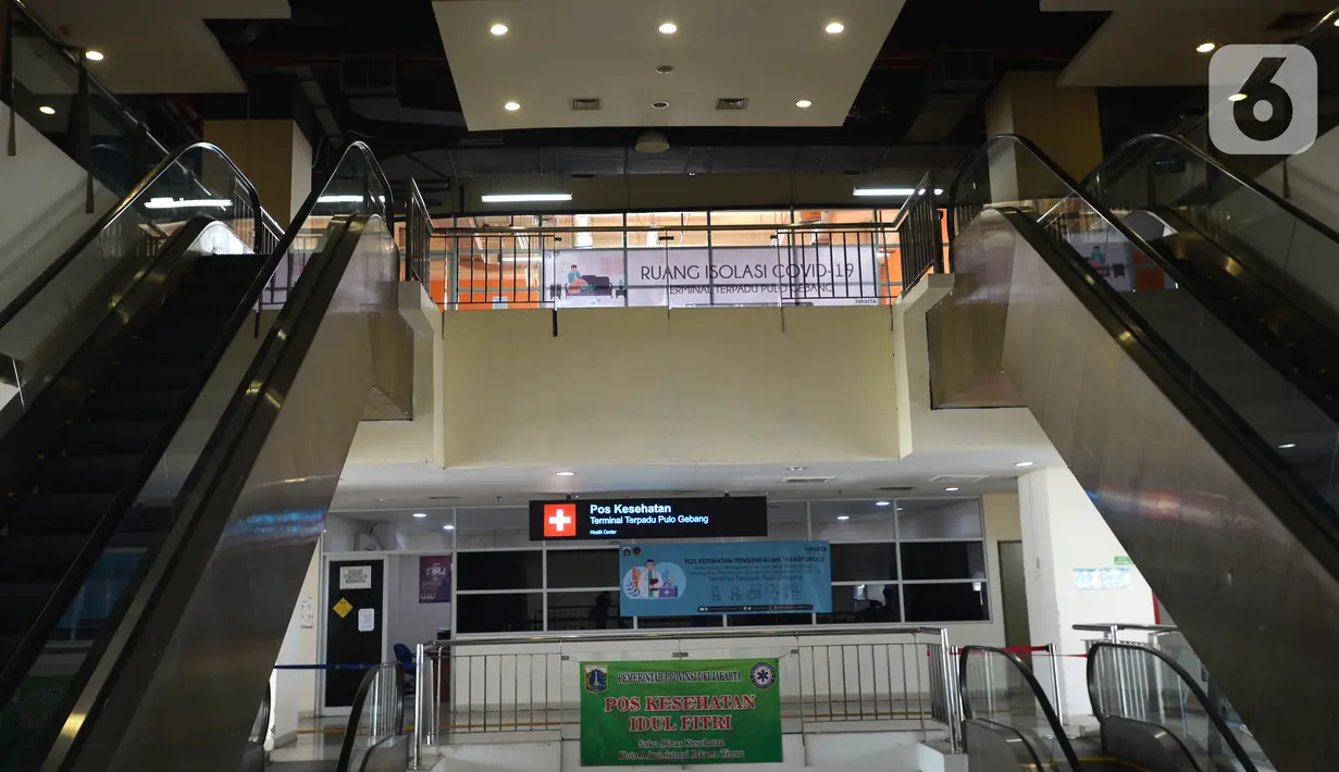 Suasana arus balik Lebaran di Terminal Pulogebang, Jakarta, Jumat (21/5/2021). Satu minggu setelah Lebaran, pemudik yang tiba di Terminal Pulogebang wajib menjalani tes COVID-19. (merdeka.com/Imam Buhori)