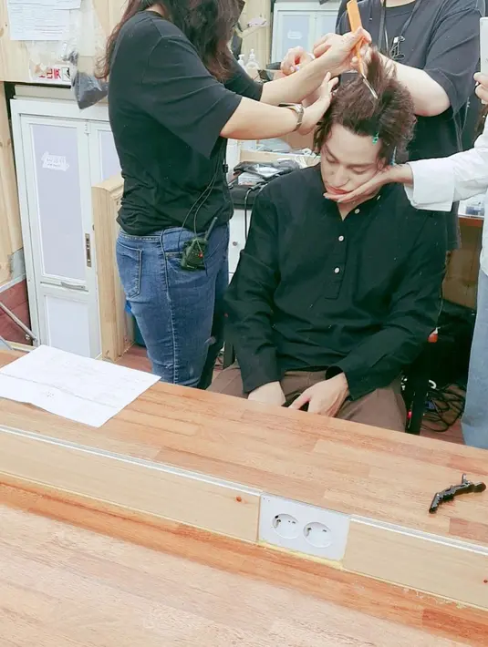 Kim Bum di balik layar drakor Tale of the Nine-Tailed 1938. (Instagram/ k.kbeom)