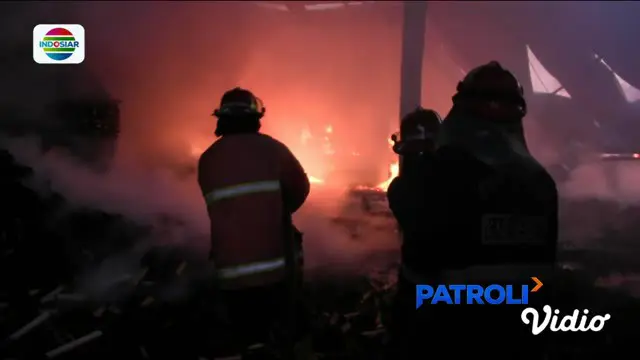 Sejumlah karyawan pabrik berupaya memadamkan api menggunakan alat pemadam api ringan, namun sia-sia api terus bergejolak.