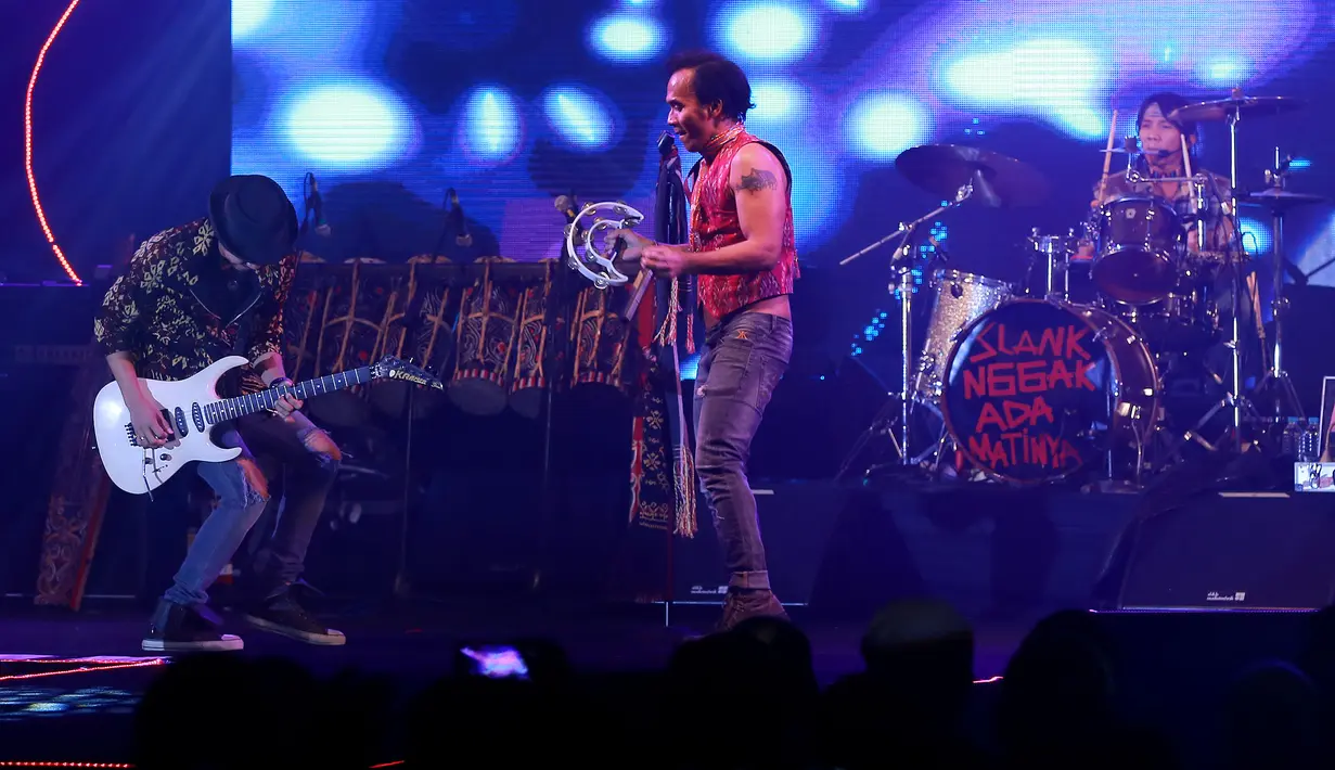 Di konsernya yang kaya akan budaya ini Slank membawakan sebanyak 23 lagu dan para maestro alat musik tradisional turut dihadirkan di konser ini. (Galih W. Satria/Bintang.com)