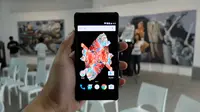 Smartphone ini baru akan tersedia di pasaran pada 12 Desember mendatang.