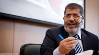 Morsi Dilaporkan Sehat di Tahanan, Bisa Baca Koran dan Nonton TV