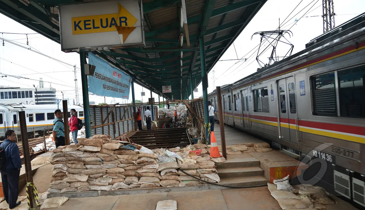Sejumlah pekerja menyelesaikan pembangunan terowongan bawah tanah di Stasiun Kereta Api Manggarai, Jakarta, Kamis (12/3/2015). Pembangunan terowongan tersebut untuk memudahkan penumpang berpindah kereta antara peron. (Liputan6.com/Faizal Fanani)