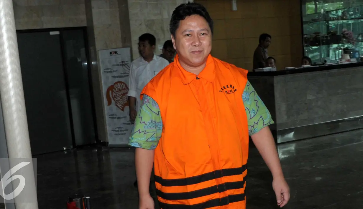 Ekspresi Sukotjo S. Bambang Tersangka kasus korupsi pengadaan simulator SIM usai menjalani pemeriksaan di gedung KPK, Jakarta, Selasa (24/5). Berkas Sukotjo dinyatakan lengkap (P21) sehingga kasusnya segera disidangkan. (Liputan6.com/Helmi Afandi)