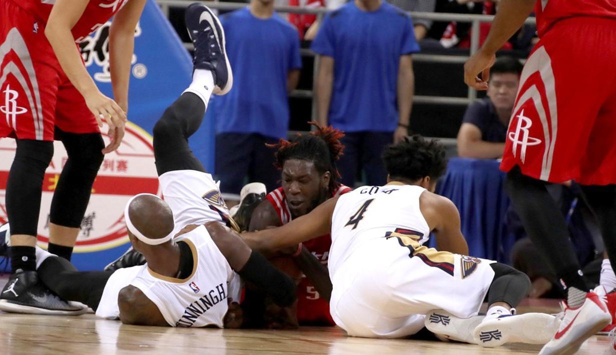 Pemain Houston Rockets, Montrezl Harrell (tengah), berebut bola dengan pemain New Orleans Pelicans, Dante Cunningham dan Quinn Cook, dalam laga pramusim NBA Global Games 2016 di Beijing, China, Rabu (12/10/2016) WIB. (AP Photo/Ng Han Guan)