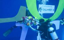 Menengok Dekorasi Hari Kasih Sayang di Kolam Sedalam 10 Meter