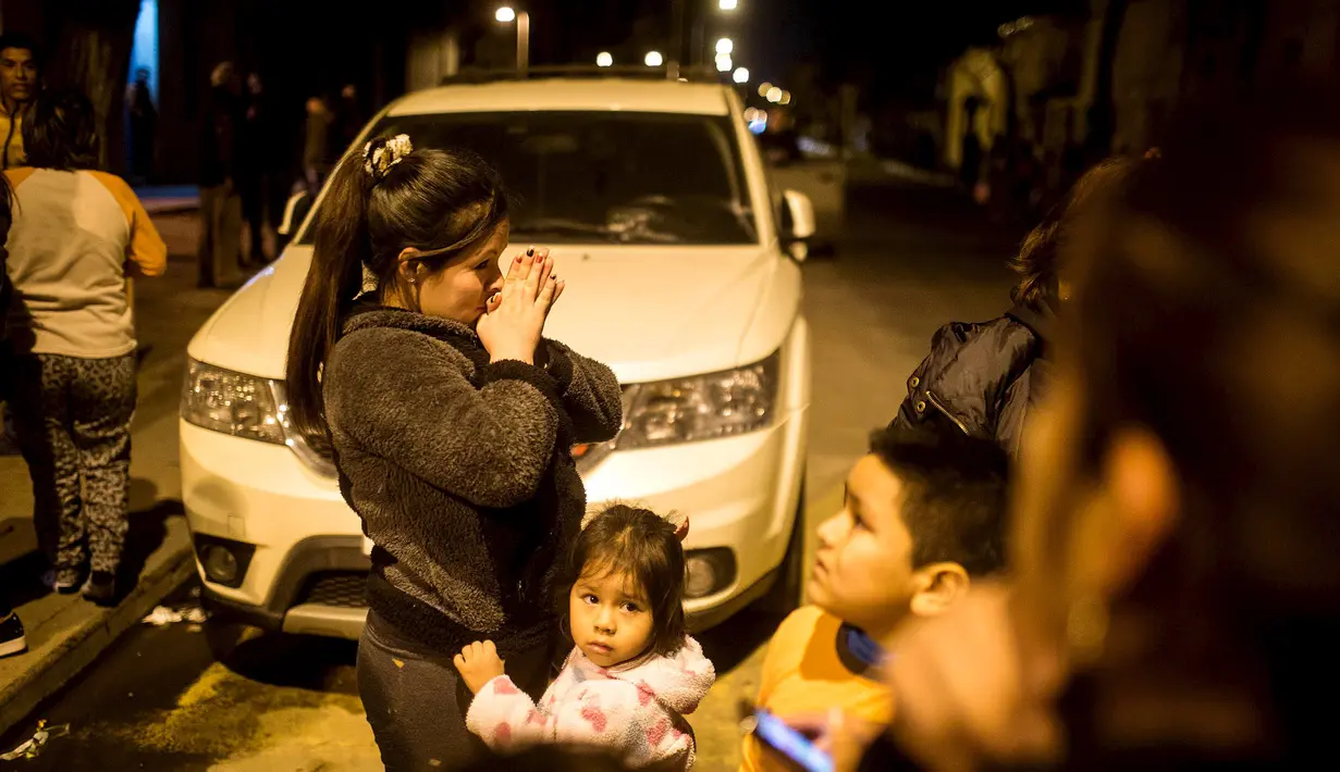 Seorang warga terlihat panik usai gempa 8,3 SR mengguncang kawasan rumahnya di Santiago, Chile, Rabu (16/9).  Menurut laporan dari otoritas setempat, gempa itu berpotensi memicu tsunami yang akan melanda Chile dan Peru.  (REUTERS/Rodrigo Garrido)