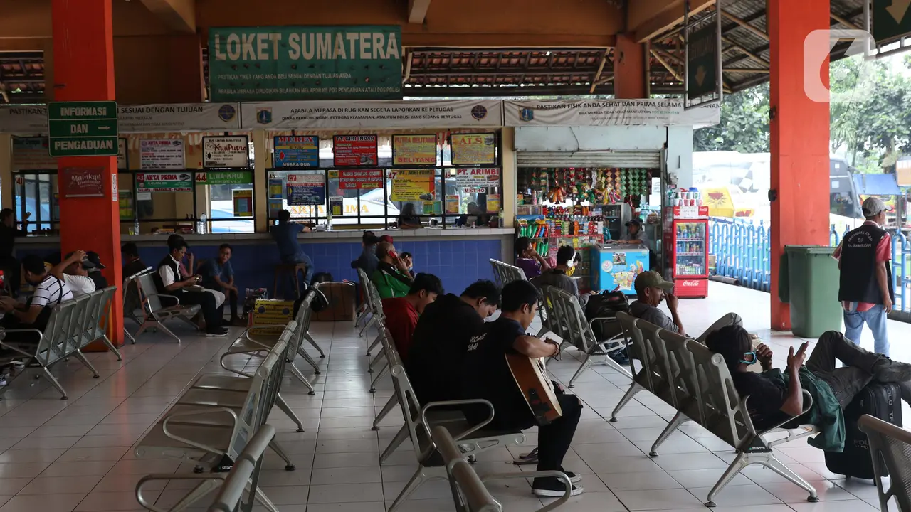 FOTO: Aturan Masih Disiapkan, Pemudik Tetap Datangi Terminal Kampung Rambutan