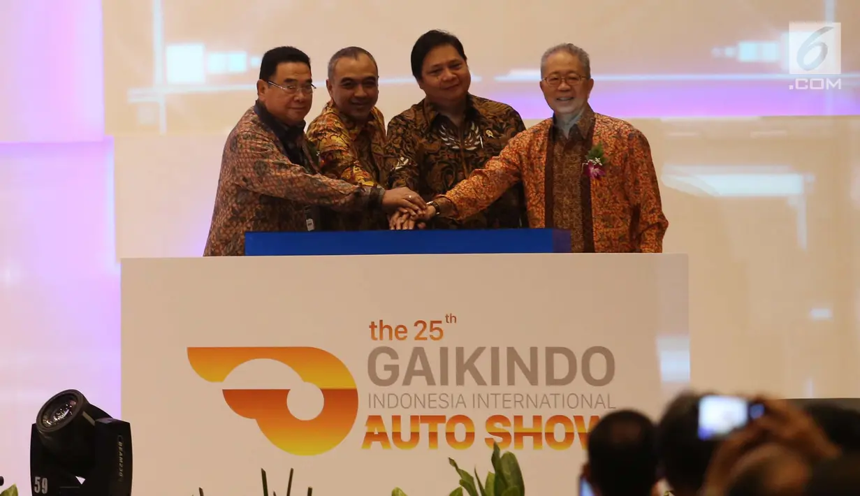 Menteri Perindustrian, Airlangga Hartarto (kedua kanan) menekan tombol pembukaan Gaikindo Indonesia International Auto Show (GIIAS) 2017 di ICE BSD City Tangerang, Kamis (10/8). GIIAS 2017 bertema Rise of the Future Mobility. (Liputan6.com/Angga Yuniar)