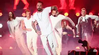Aksi anggota Backstreet Boys saat tampil di atas panggung selama 102,7 KIIS FM Wango Tango 2017, California, (13/5). Backstreet Boys telah menjual lebih dari 130 juta rekaman di seluruh dunia. (Rich Fury/Getty Images/AFP)