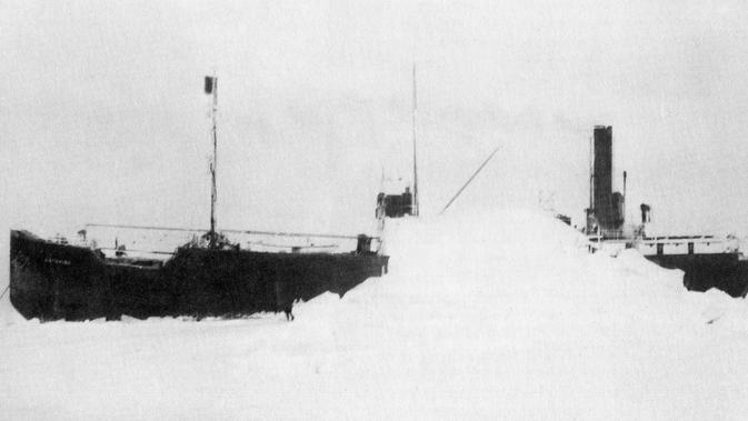 The Baychimo terperangkap di es (wikimedia commons)