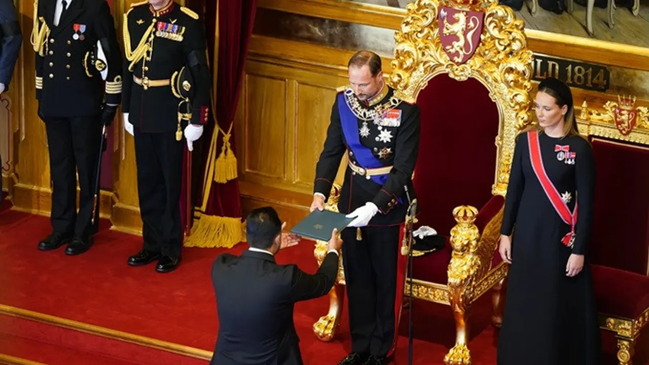 Raja Haakon VIII mengucapkan sumpah sesuai Konstitusi di hadapan Storting, parlemen Norwegia, di Oslo, Selasa (1/9/2026). Ia didampingi Putri Mahkota Ingrid Alexandra.