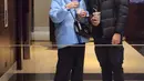 Momen tampil matching pakai puffer jacket dengan gaya yang dipersonalisasi. Mikha memakai jaket biru sesuai dengan sneakers-nya dan Deva dengan sepatu boots-nya. [@miktambayong]