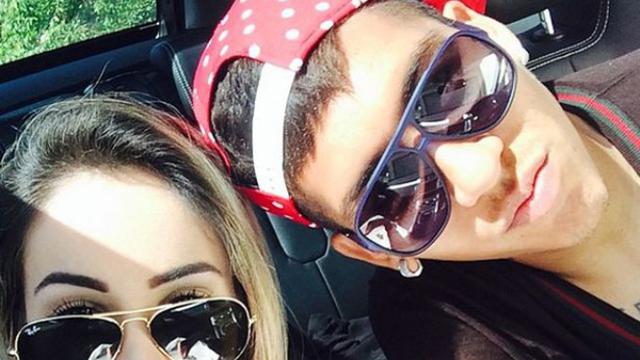 Pemain Liverpool, Roberto Firmino bersama istrinya, Larissa Pereira (Caught Offside)