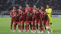 Skuad Timnas Indonesia saat bersua Palestina pada partai FIFA Matchday di Stadion GBT, Surabaya hari Rabu (15/06/2023). (Aditya Wany/Bola.com)