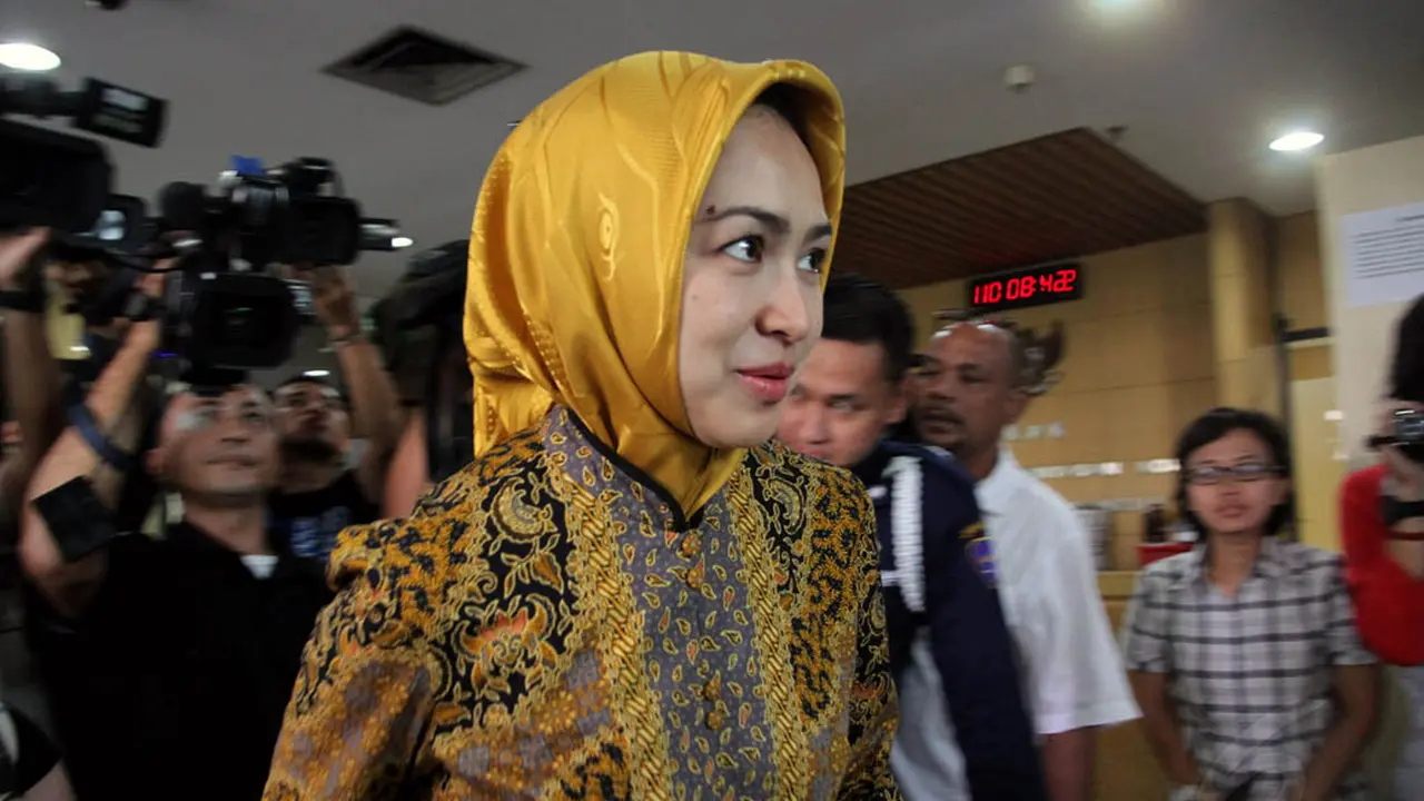 Besuk Wawan, Airin Gandeng Anak 