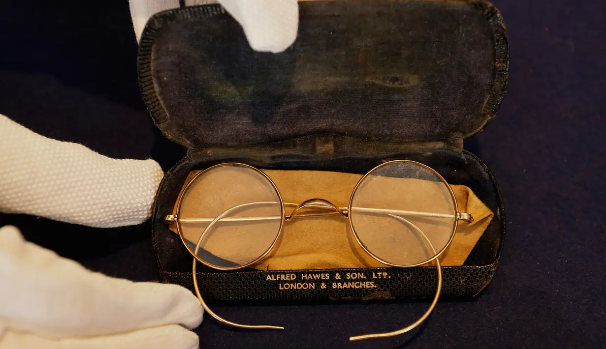 Sepasang kacamata Windsor bulat milik John Lennon dipamerkan di ruang lelang Sotheby di London, Inggris pada 25 September 2020. Harga kacamata tersebut diperkirakan mencapai 30.000-40.000 poundsterling atau sekitar Rp 572 juta hingga Rp 762 juta. (AP Photo/Kirsty Wigglesworth)