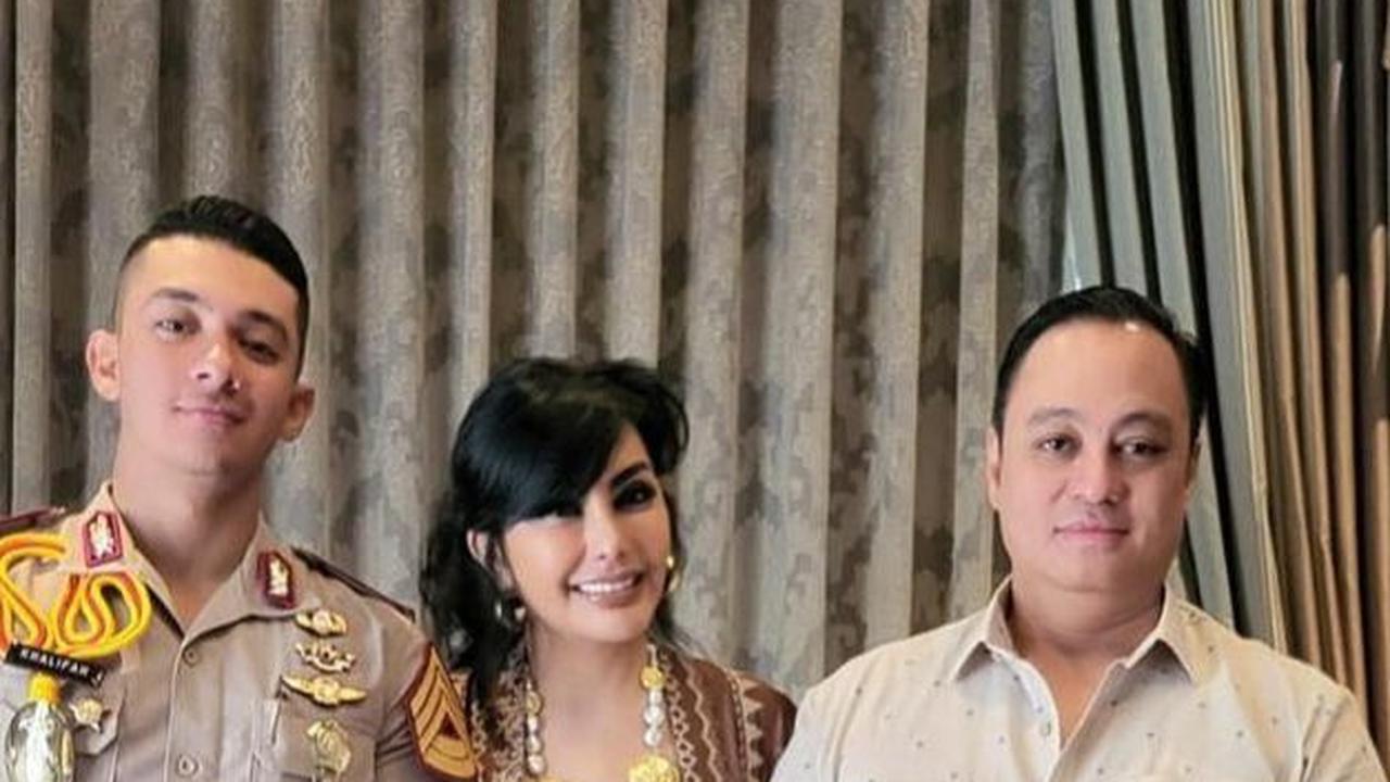 Pada pelantikan kemarin, kedua orangtua Khalifah hadir dengan hati bahagia.
