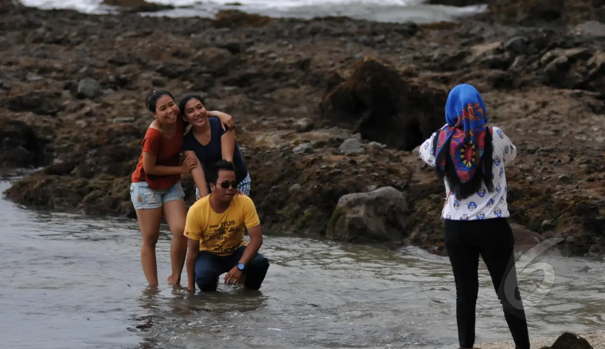 Tak jauh dari Benteng Portugis, ‎terdapat pantai Pasir Putih Karang Pandan. Di Pasir Putih, pengunjung banyak menggunakan waktu dengan menyusuri pantai dan berfoto-foto bersama. Foto diambil pada Senin (9/3/2015). (Liputan6.com/Johan Tallo)