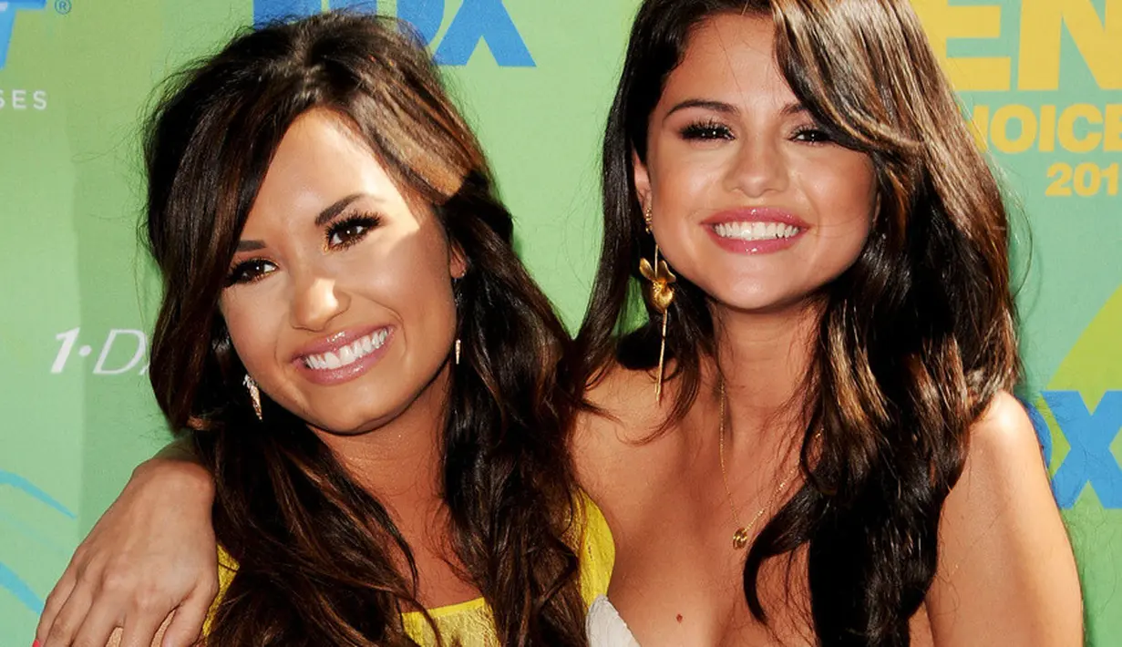 Dilansir dari HollywoodLife, Demi masih dalam masa perawatan dan hal itu membuat Selena Gomez cemas. (Vanity Fair)