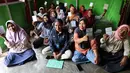 Ragaia Sosir bersama anggota PNM Mekaar Kampung Arar. Selain menjalankan usaha dan melayani transaksi warga, ia juga aktif dalam kegiatan kelompok Mekaar. (Sumber: BRI/Advertorial)