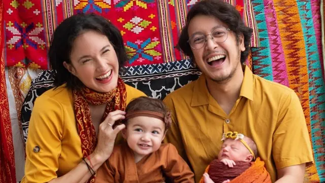 Potret Keluarga Dimas Anggara dan Nadine Chandrawinata (Instagram/@dimsanggara dan Instagram/@nadinelist)