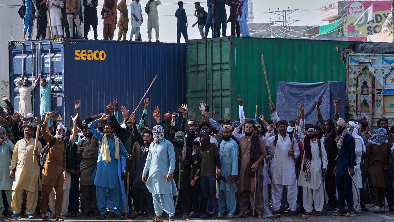 FOTO: Suasana Memanas di Lahore: Pendukung TLP Bentrok dengan Polisi Jelang Pawai Pro-Palestina
