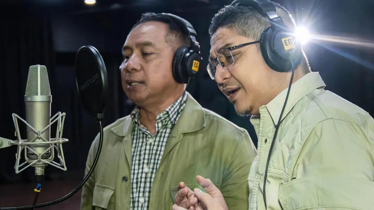 Penampilan Keren Bak Anak Muda Panglima TNI, Pose Bareng 3 Musisi Top Tanah Air