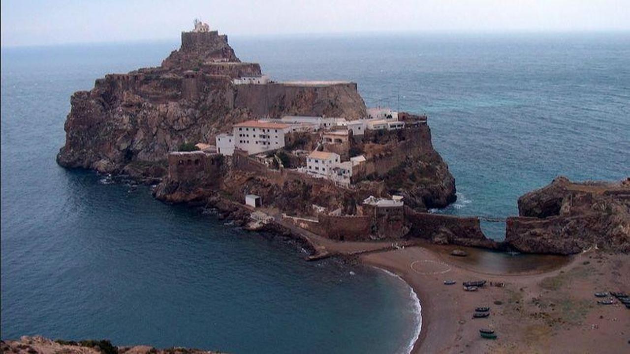 This is the Smallest Country Border in the World. Length of Only 85 Meters