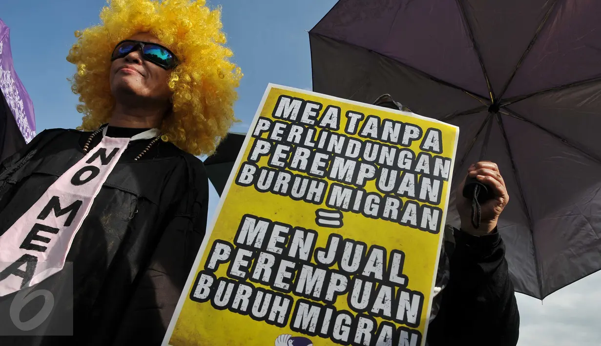 Para Aktivis Perempuan melakukan aksi demo memperingati Hari Ibu di depan Istana Negara, Jakarta (22/12). Mereka meminta pemerintah untuk lebih memperhatikan nasib buruh, petani, & nelayan perempuan jelang berlakunya MEA. (Liputan6.com/Gempur M Surya)