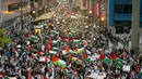<p>Ribuan warga Amerika pro-Palestina berbaris menuju Konsulat Israel saat melakukan protes di Chicago, Amerika Serikat, Rabu (18/10/2023). Ribuan demonstran turun ke jalan pusat Kota Chicago menyerukan gencatan senjata dalam konflik antara Israel dan Hamas karena ribuan orang telah tewas. (Tyler Pasciak LaRiviere/Chicago Sun-Times via AP)</p>