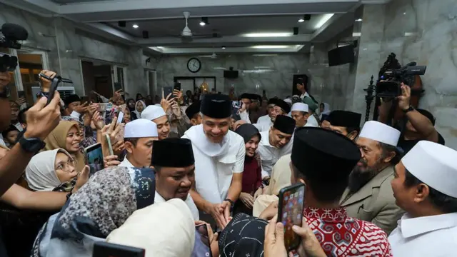 Ratusan Nyai dan Ning se-Jawa Timur (Jatim) menyambut meriah kedatangan Gubernur Jawa Tengah (Jateng) Ganjar Pranowo di Pondok Pesantren An Nuriyah, , Surabaya, Sabtu (8/5/2023) (Istimewa)