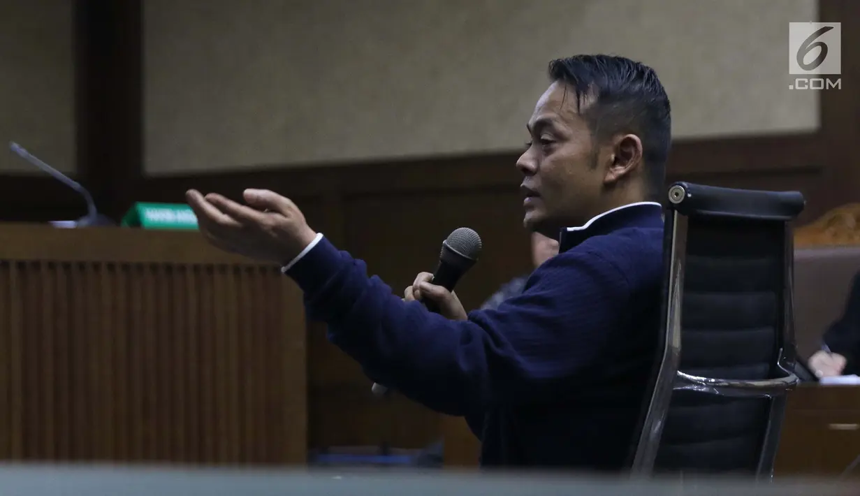 Terpidana kasus suap pejabat Bakamla, Fahmi Darmawansyah saat menjadi saksi pada sidang lanjutan dugaan suap terkait penambahan anggaran pengadaan satelit monitoring dan drone Bakamla dengan terdakwa Erwin Syaaf Arief, Pengadilan Tipikor, Jakarta, Senin (5/8/2019). (Liputan6.com/Helmi Fithriansyah)