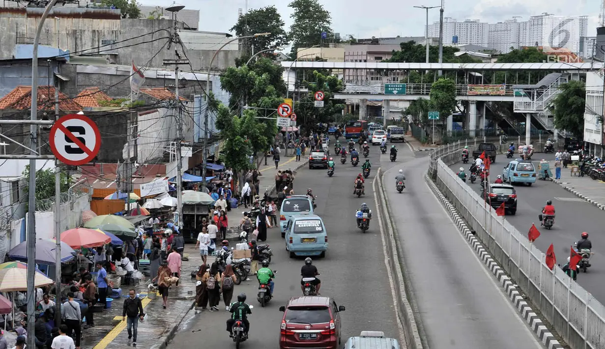 Suasana keramaian pengunjung dan pedagang hewan di kawasan Jatinegara, Jakarta Timur, Rabu (21/3). Penataan dimulai dari Gunung Antang, Jalan Jatinegara Barat, hingga sekitar Stasiun Jatinegara. (Merdeka.com/Iqbal S. Nugroho)