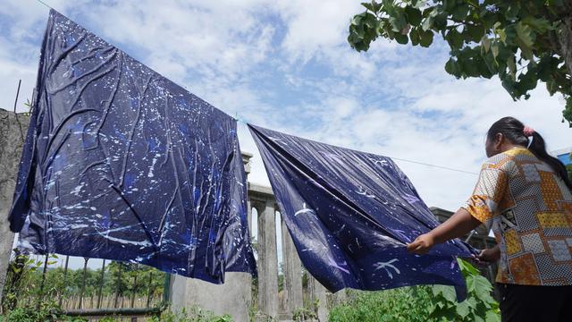 Proses pembuatan batik ciprat yang dilakukan warga disabilitas di Desa Kemudo.