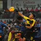 Penjaga gawang Sriwijaya FC, Dian Agus meninju bola saat berlaga melawan Arema Cronus di Trofeo Persija yang digelar di Stadion GBK Jakarta, (11/1/2015). (Liputan6.com/Helmi Fithriansyah)