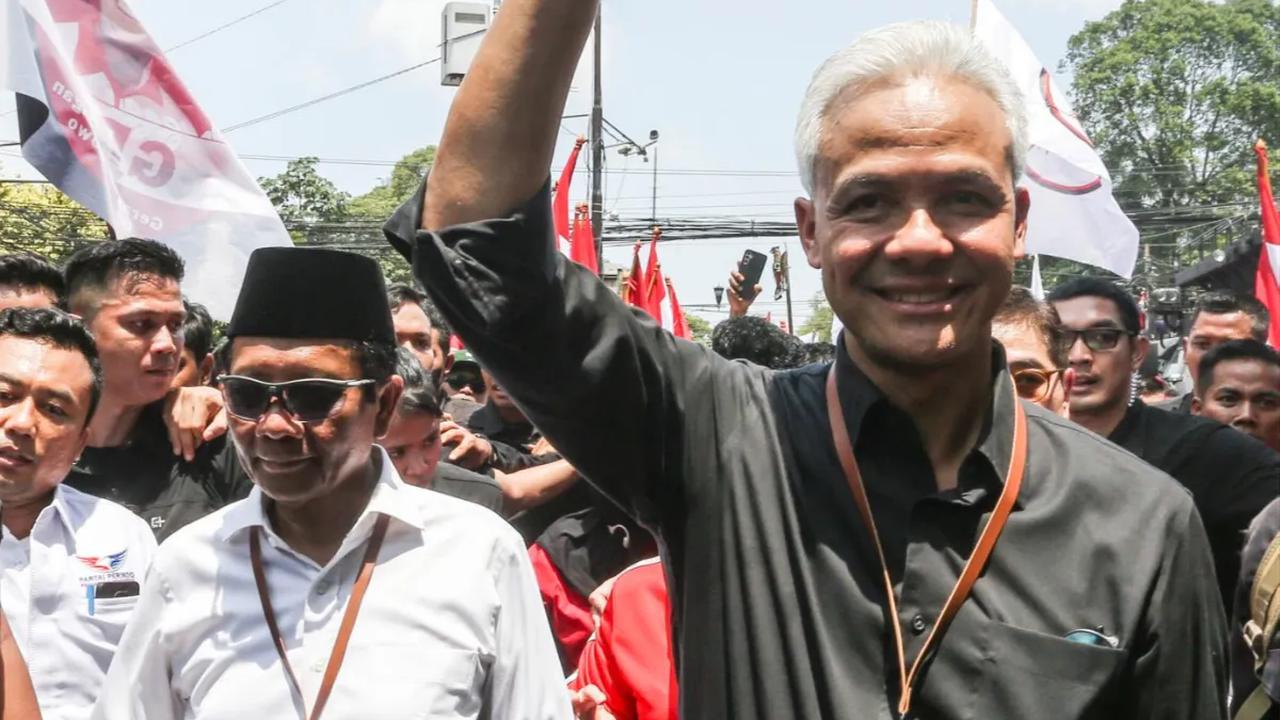 Survei Populi Center menemukan pasangan Ganjar Pranowo dan Mahfud MD ditinggalkan oleh warga Nahdlatul Ulama. Penurunan dukungan warga NU tercatat hampir setengahnya dalam waktu 1 bulan.