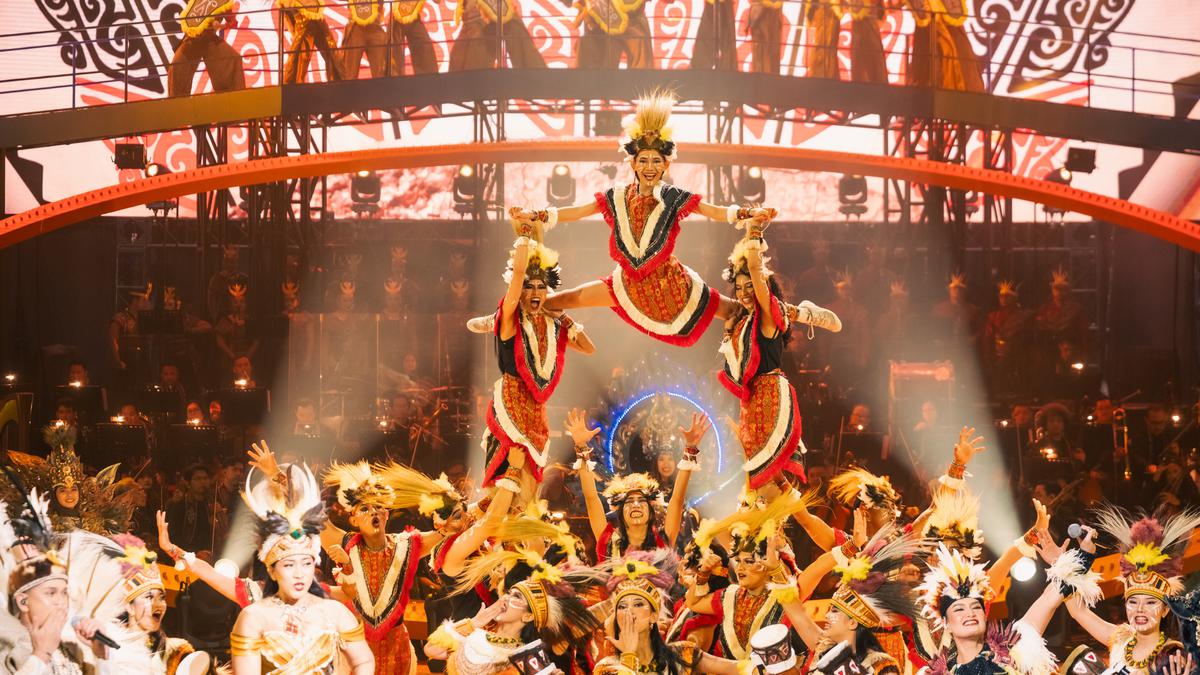 Premiere Show Pagelaran Sabang Merauke 2025, Lebih dari 800 Kostum Penari Hidupkan Panggung Broadway Kolosal