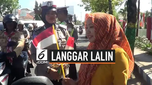 Satuan Lalu Lintas Polres Sumenep, Madura, Jawa Timur, Rabu (14/8/2019) memberikan sanksi cukup unik kepada sejumlah pengendara yang melanggar ketentuan lalu lintas dengan sanksi menyanyikan lagu nasional.