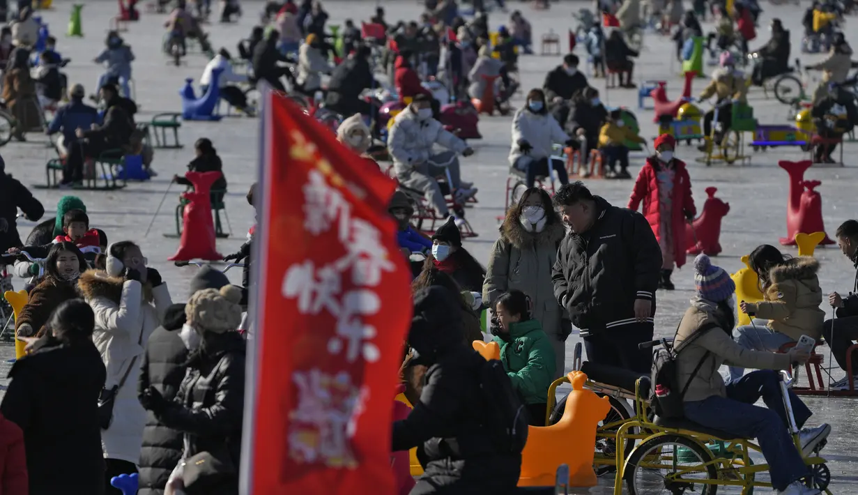 Warga menikmati berseluncur di Danau Houhai yang membeku dan padat di Beijing, Senin, 16 Januari 2023. Organisasi Kesehatan Dunia (WHO) telah mengimbau China untuk terus merilis informasi tentang gelombang infeksi COVID-19 setelah pemerintah mengumumkan hampir 60.000 kematian sejak awal Desember menyusul keluhan selama berminggu-minggu karena gagal memberi tahu dunia apa yang terjadi. (AP Photo/Andy Wong)