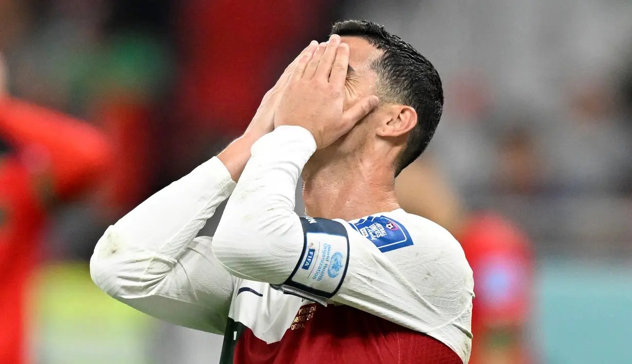 Penyerang Portugal #07 Cristiano Ronaldo bereaksi saat melawan Maroko pada pertandingan perempat final Piala Dunia 2022 kontra Maroko di Stadion Al-Thumama di Doha, Sabtu (9/12/2022). Ronaldo tak bisa menahan kekecewaan setelah Portugal kalah 1-0 dari Maroko. (PATRICIA DE MELO MOREIRA / AFP)
