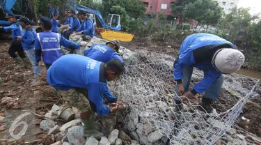 Pekerja menyelesaikan pembuatan bronjong di bantaran Kali Krukut, Kemang, Jakarta, Rabu (31/8). Bronjong itu dipasang guna mencegah air agar tidak meluap membanjiri kawasan elite tersebut. (Liputan6.com/Immanuel Antonius)