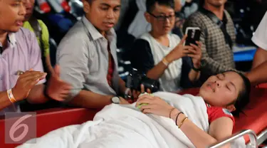Pebulutangkis tunggal putri Thailand, Ratchanok Intanon dievakuasi keluar lapangan akibatcedera saat berlaga melawan Lindaweni Fanetri (Indonesia) di Total BWF Championships 2015 di Jakarta, Kamis (13/8/2015). (Liputan6.com/Helmi Fithriansyah)