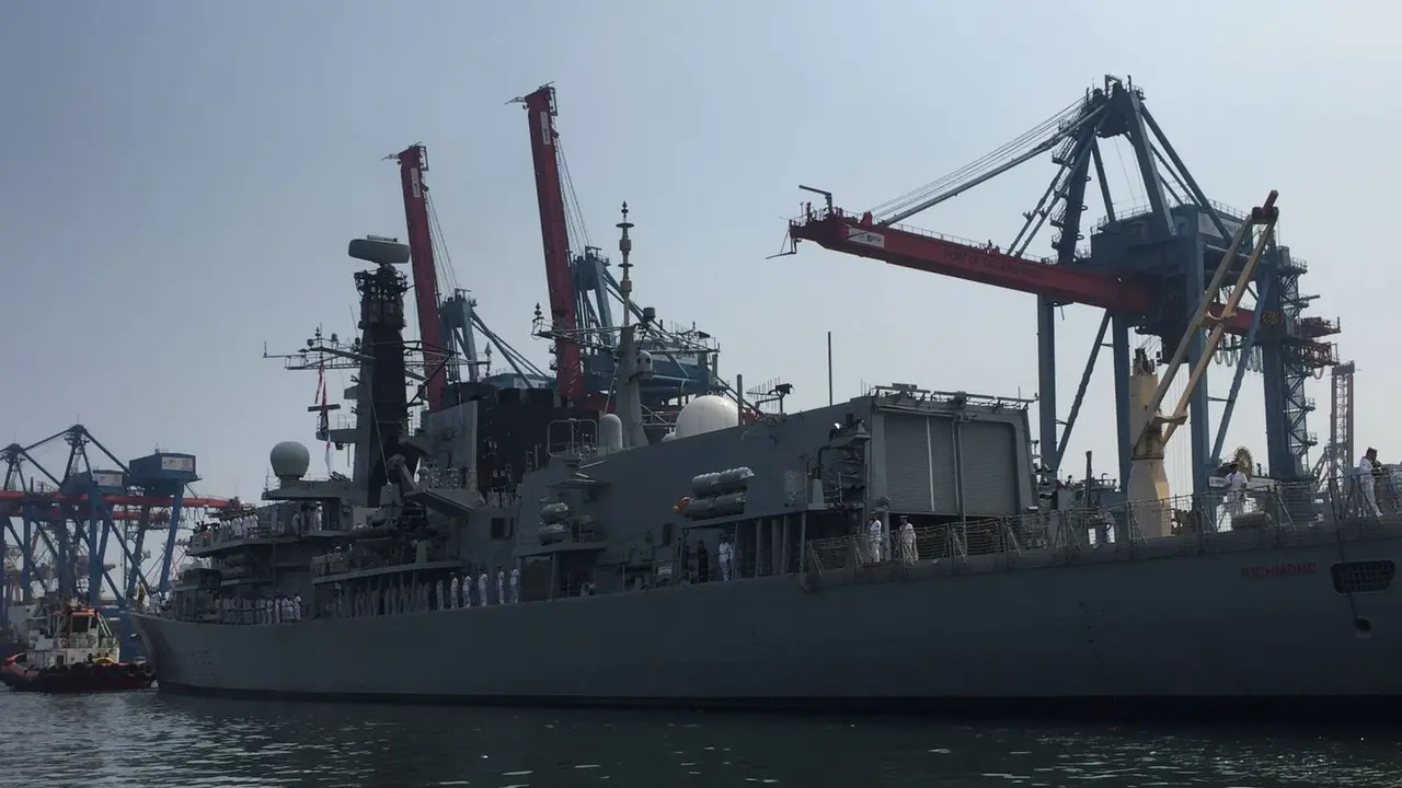 TNI Angkatan Laut Indonesia menyambut kehadiran HMS Richmond milik Inggris di Pelabuhan Tanjung Priok Jakarta Utara pada Jumat (8/10/2021) (Liputan6.com/Teddy Tri Setio Berty)