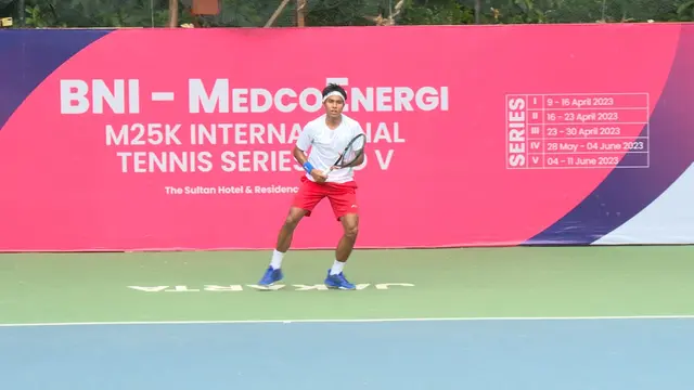 Petenis Muhamad Rifqi Fitriadi beraksi di Turnamen BNI-MedcoEnergi International Tennis M25K Seri III