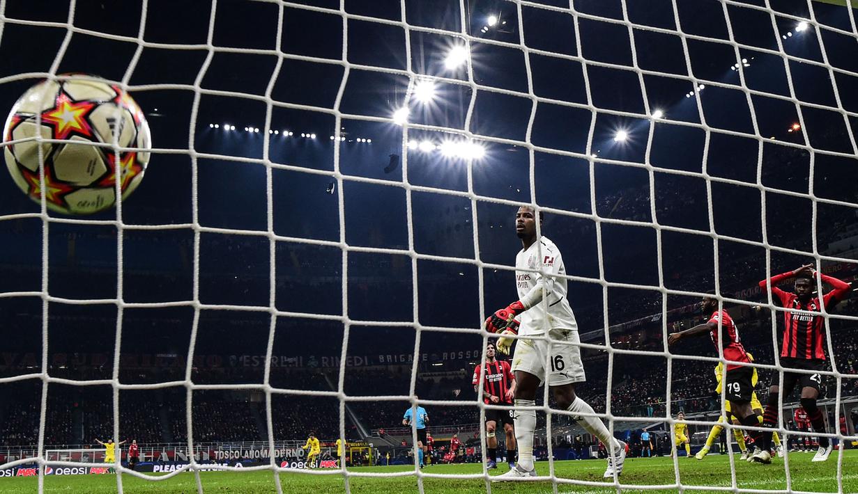 Mimpi buruk AC Milan datang pada menit ke-55. Mike Maignan sebenarnya berhasil menepis tembakan dari Sadio Mane. Namun, bola muntahan tersebut malah mengarah ke Divoc Origi yang dengan mudah melepaskan tandukan ke arah gawang yang kosong. (AFP/Miguel Medina)